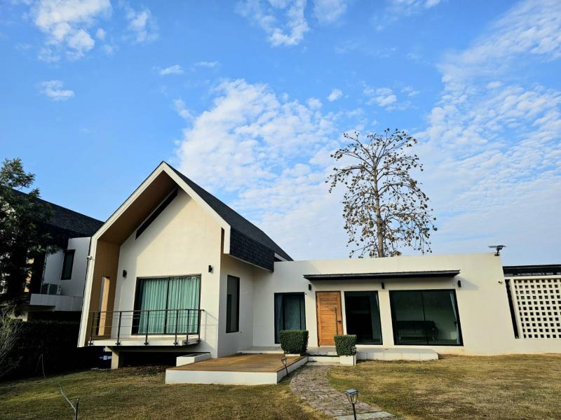 For Sell  บ้านเดี่ยวสไตล์รีสอร์ท ใจกลางเขาใหญ่วิวเขา360องศา อากาศดีตลอดทั้งปี คุ้มค่าน่าลงทุนSelling Price  6,500,000 THB.sาคา  6,500,000 บาท:: บ้านเดี่ยว ชั้นเดียว ::เนื้อที่ 183 ตารางวาพื้นที่ใช้สอย 148 ตรม.3 ห้องนอน 2 ห้องน้ำตั้งอยู่บนทำเลทอง ใจกลางเขาใหญ่ทีตั้ง : ต.โป่งตาลอง อ.ปากช่อง จ.นครราชสีมา- ใกล้ชิดธรรมชาติ 100%-  วิวภูเขา360องศา-  ใจกลางเขาใหญ่-  สาธารณูปโภคครบครันการเดินทางสะดวก-  2 ชม. จากกรุง