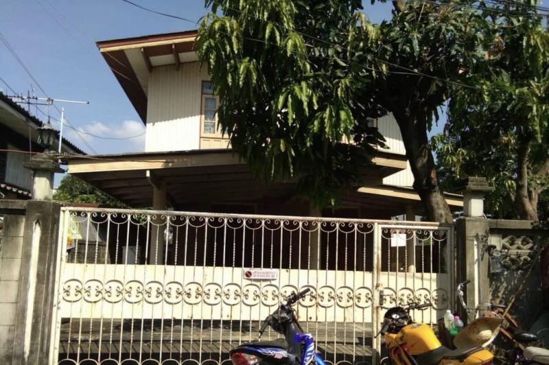 บ้าน​พร้อมที่ดิน​ 2​ ชั้น​ 52​ ตรว.​เลขที่ ​54 ประชาชื่นนนทบุรี​ซอย​7​ แยก​ 2​ ต.บางเขน​ อ.เมืองนนทบุรี​ จ.นนทบุรี​ ในบ้าน จอดรถได้ 2 คัน ชั้นล่าง พื้นที่พักผ่อนโล่งๆ living space.2 ห้องนอน 1 ห้องน้ำ 1​ ห้องครัว ชั้นบน 3​ ห้องนอน 1 ห้องน้ำ ชั้น​ 2 หลังบ้านมีพื้นที่ดาดฟ้า***ราคาขาย 4,000,000 บาท***คชจ.ในการโอนกรมที่ดิน 50/50จุดเด่นและลักษณะ1.โครงสร้างบ้าน มั่นคงแข็งแรง เนื่องจากเป็นบ้านเก่า2.