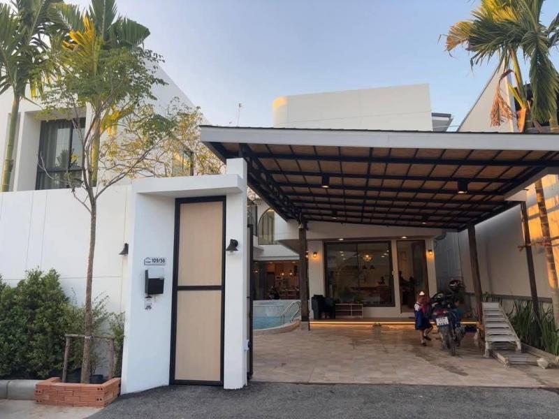 พูลวิลล่าสร้างใหม่ ให้เช่า 180,000 บาท/ขาย 14.9 ล้าน ดอยสะเก็ด บ้าน 2.5 ชั้น ตกแต่งสวย สไตล์โมเดิร์น บรรยกาศดี น่าอยู่ ทำ Airbnb ได้