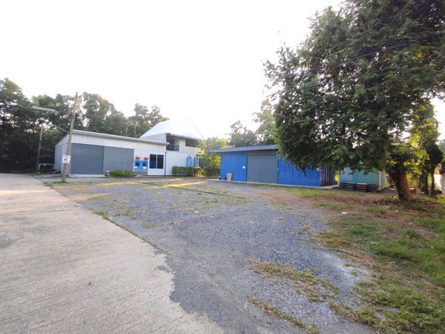 ขายด่วนที่ดินในหมู่บ้าน เลคการ์เดนวิลล์ รังสิต คลองสามเดินทางสะดวก เข้า-ออกได้หลายทางทั้ง ถนนรังสิต-นครนายก ลำลูกกา คลอง3-4รายละเอียด1. ขนาด 305 ตารางวา (ถมแล้ว)2. หน้ากว้างxลึก ประมาณ 42x26 เมตร3. เหมาะกับการปลูกบ้าน หรือทำ office4. ด้านหลังติดคลอง ร่มรื่น น่าอยู่มาก5. ขายเพียง 8,540,000 บาท (28,000 บาท/ตรว.)6. ภายในหมู่บ้านถนนกว้างขวาง น้ำประปา ไฟฟ้า มีรปภ. 24 ชม.สถานที่ใกล้เคียง- วงแหวนกา