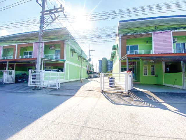 ขายทาวน์โฮม 2 ชั้น โครงการหมู่บ้านสมปรารถนา 2 ห้องนอน 2 ห้องน้ำ  26 ตารางวา ต.หนองตำลึง อ.พานทอง จ.ชลบุรีขายทาวน์โฮม 2 ชั้น 2 ห้องนอน 2 ห้องน้ำ โครงการหมู่บ้านสมปรารถนา สานฝันคนอยากมีบ้านทำเลดีในราคาถูก บนพื้นที่ 26ตารางวา เหมาะแก่การอยู่อาศัย เข้าออกได้หลายทาง เดินทางสะดวกสบาย ไกล้ นิคมอมตะ ไกล้วัดหนอง ตำลึง(จุดขึ้นรถรับส่งไปนิคมอมตะ)และถนนศุขประยูรแค่ 200 เมตร  อย