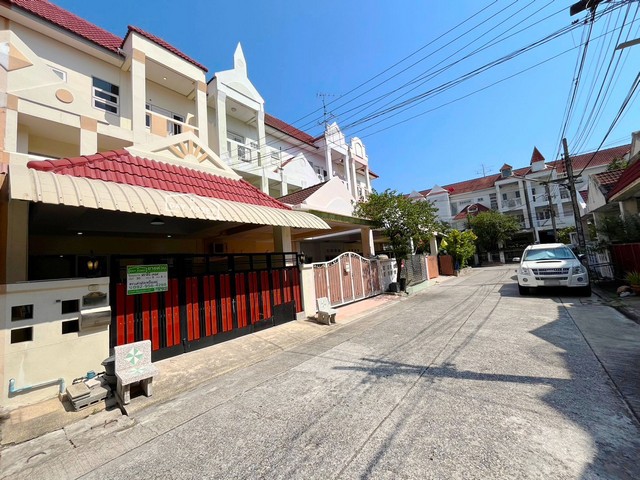 ขายทาวน์โฮม 3 ชั้น หมู่บ้าน สราสินี เพลส พหลโยธิน 48 ใกล้รถไฟฟ้าสายสีเขียว เนื้อที่ 30 ตร.ว. ขายเพียง 4,990,000 ล้านบาท