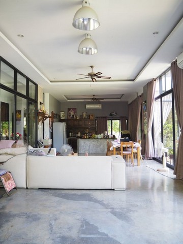 บ้านหลังใหญ่ เนื้อที่กว้าง ขายตามสภาพ ติดถนนใหญ่ ดอยสะเก็ด