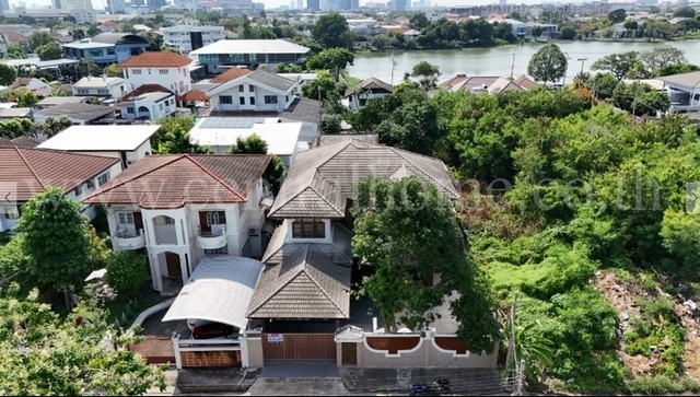 บ้านเดี่ยว หมู่บ้าน เมืองทองธานีโครงการ 2 ตกแต่งด้วยไม้มะค่า