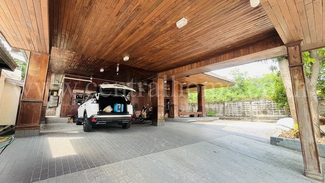 บ้านเดี่ยว หมู่บ้าน เมืองทองธานีโครงการ 2 ตกแต่งด้วยไม้มะค่า