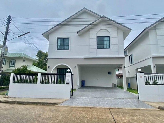 บ้านใหม่ให้เช่าพึ่งตกแต่งเสร็จ พร้อมเฟอร์นิเจอร์ โซนหางดง เชียงใหม่- ค่าเช่าเดือนละ 40,000 บ./ด.-5 ห้องนอน  4 ห้องน้ำ (มีห้องน้ำในตัว 2 ห้อง มีอ่างอาบน้ำ 1 ห้อง)- จอดรถ 2 คัน (รถเล็กจอดได้ 2-4 คัน)-เฟอร์นิเจอร์ตามภาพ-ประตูรั้วรีโมท- มีเครื่องซักผ้าให้  *** ไม่รับสัตว์เลี้ยง  ***สัญญา 1 ปีขึ้น***ตอนนี้ห้องนอนตกแต่งให้ 4 ห้อง***โครงการเชียงใหม่วิวดอย (ไม่มีส่วนกลาง) ใกล้กาดฝรั่ง รร.นาน