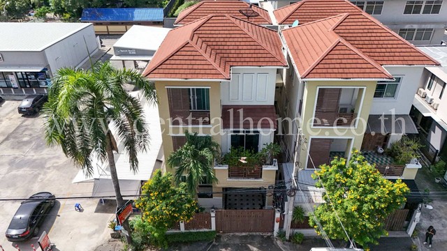 บ้านเดี่ยว ปลูกสร้างเอง 3 ชั้น ติดถนนเมนในซอยอ่อนนุช 70/1 ทำเลดีที่สุดในย่าน ห่างจาก 7-11 เพียง 10 เมตร