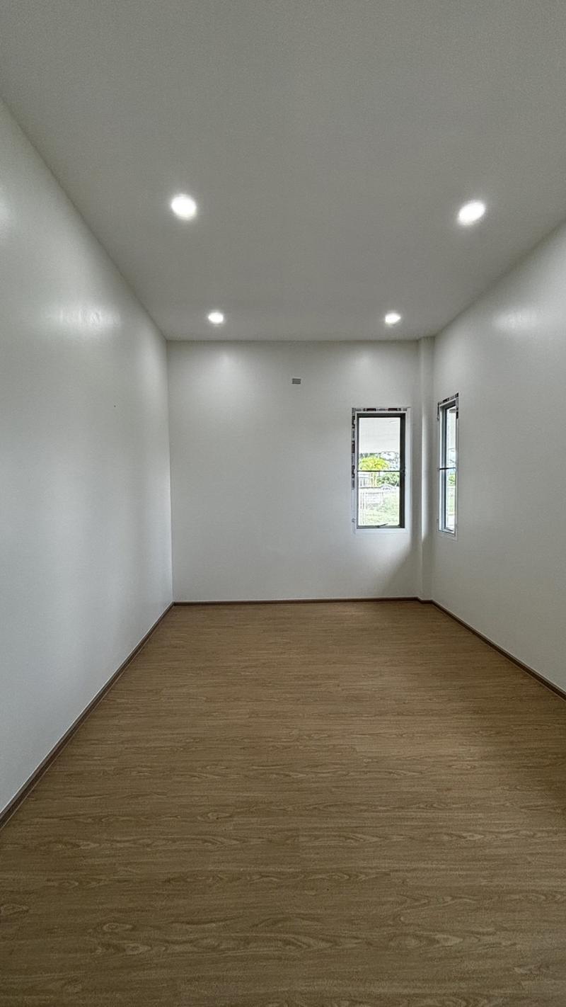 Property ID : C26367ขายบ้านพร้อมที่ดิน ขนาด 49 6/10ตร.ว ***ฟรีโอน***พื้นที่ใช้สอย 108 ตรม.3ห้องนอน2ห้องน้ำ1ห้องโถงจอดรถในร่ม 1คันติดตั้งสุขภัณฑ์ครบแล้วบ้านเปล่า ไม่เคยเข้าอยู่ เพียง 10นาที ถึง สนามบินแม่ฟ้าหลวง, เซนทรัลเชียงราย, บิ๊กซี1, ตลาดล้านเมือง, โฮมโปร ฯลฯ จุดเด่นเกี่ยวกับรูปแบบดีไซน์– สไตล์โมเดิร์น– หลังคายกสูง แบบเพรสทีจ– ผนังบ้านฉาบผิวเรียบ– มีระบบเดินสายไฟใต้ดิน– คอนก