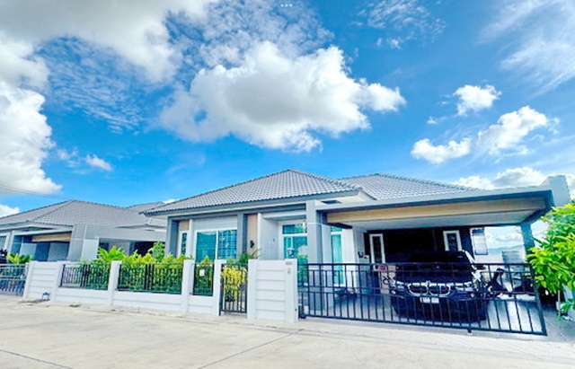 บ้านเดี่ยว จัดเต็มเฟอร์ใหม่ แยก นิคมพัฒนา ระยอง คฤหาสน์ เครื่องใช้ไฟฟ้า รร.วัดชากผักกูด 2.7 กม.3 นอน​ 2 น้ำ​ บรรยากาศ เงียบสงบ ร่มรื่น ตลาดสุมาลี 9.8 กม.60 ตร.วา.240 ตร.ม.ให้เช่า 11,999 b-m รพ.นิคมพัฒนา 1.2กม. วัดอัษฏาราม 1.4 กม. พนานิคมNikhom Phatthana Hospital 1.2km.Rayong house fully fur new appliances WatChakPhakKut Sch 2.7 km.3 bed 2 bath quiet atmosphere shady Sumalee Market 9.8 km. 60 sq.wa. 240 sq.m. for rent 11,999 b-m Wat Attharam 1.4 km.แยก นิคมพัฒนา ถ.3375 3191 ตำบลพนานิคม อำเภอนิคมพัฒนา ระยอง 2118060 ตร.วา.240 ตร.ม.60 sq.wa. 240 sq.m.3 ห