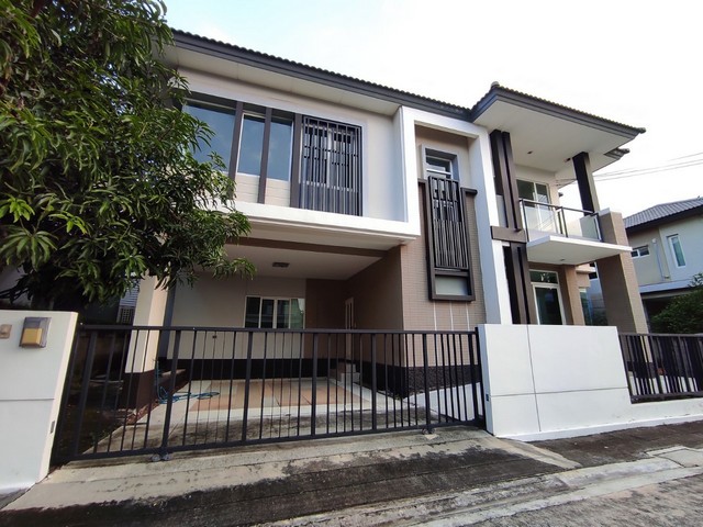 ขายบ้านเดี่ยว Casa Legend ราชพฤกษ์-ปิ่นเกล้า ติดถนนราชพฤกษ์ (Casa Legend Ratchaphruek-Pinklao)รายละเอียด- บ้านเดี่ยว 2 ชั้น สภาพสวย พร้อมอยู- ขนาด 65.6 ตรว. พื้นที่ใช้สอย 240 ตรม.- ขาย 11,900,000 บาท สนใจจริงต่อราคาได้ค่ะ- แบบ 5 นอน 4 น้ำ มีห้องนอนชั้นล่าง เหมาะกับผู้สูงอายุ- มีห้องครัวในบ้านและนอกบ้าน- หน้าบ้าน ทิศเหนือ ทิศมงคล- จอดรถในบ้าน 2 คัน นอกบ้าน 2 คันสิ่งอำนวยความสะดวก :– สวนสาธารณะ, คลับเฮาส์, สระว่