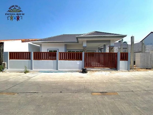 AOM 1421บ้านเดี่ยวสร้างใหม่ราคาถูก 2 ห้องนอน  2 ห้องน้ำ 1 ห้องครัว1 ห้องโถงขายเพียง 2,780,000 บาทเนื้อที่  35 ตารางวาพิกัด ซอยเนินพลับหวาน หมู่บ้านรัตนากร ของแถมปูกระเบื้องรอบบ้านปั๊มน้ำและแทงค์น้ำติดตั้งรางน้ำฝนรอบบ้านค่าโอนรวมภาษีออกคนละครึ่งติดต่อขอรูปและรายละเอียดเพิ่มเติม  สนใจนัดชมสถานที่จริงContact คุณต๋อม 081-925-2443   คุณต๋อย 086-542-7078LINE 081-925-2443   LINE 086-542-7078อสังหาริมทรัพย์ ยินดีรั