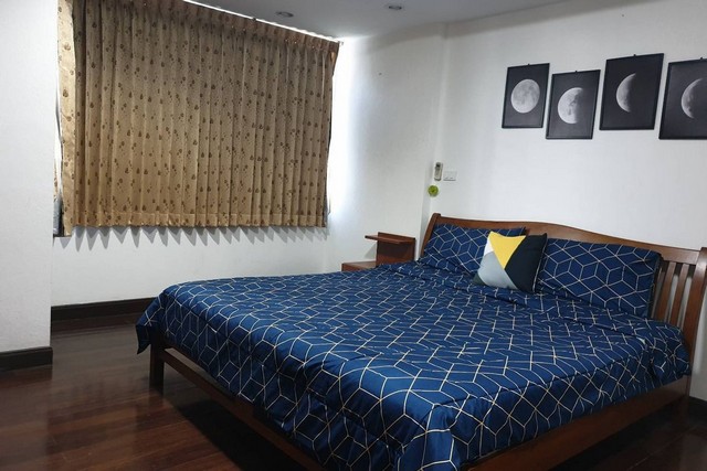 ขายหรือให้เช่าทาวน์เฮ้าส์ 3 ห้องนอนในสุเทพ เชียงใหม่ ค้นพบทาวน์เฮ้าส์สุดหรูที่ผสมผสานระหว่างการใช้ชีวิตสมัยใหม่และทำเลที่ตั้งอันยอดเยี่ยมได้อย่างลงตัว ราคาน่าดึงดูดใจอยู่ที่ 8 ล้านบาท โดยแบ่งค่าธรรมเนียมการโอนเท่าๆ กัน ที่พักนี้รับประกันไลฟ์สไตล์แห่งความสะดวกสบาย ทาวน์เฮาส์มีพื้นที่กว้างขวาง 21 ตร.ว. มี 3 ห้องนอน 4 ห้องน้ำ ให้พื้นที่กว้างขวางสำหรับก