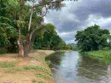 ขายที่ดินทำเลทองพร้อมบ้าน ติดแม่น้ำเพชรบุรี วิวภูเขา โฉนดครุฑแดง ตั้งอยู่ใจกลางรีสอร์ตชื่อดังแก่งกระจาน อำเภอแก่งกระจาน จ.เพชรบุรี