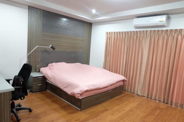 ขายบ้านทาวน์โฮม 3 ชั้น  หมู่บ้านโมทาวน์ บริโอ้ แจ้งวัฒนะ-ประชาชื่น บนถนนเลียบคลองประปา ฝั่งเมืองทองธานี