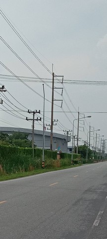         ขายที่สีม่วง 11 ไร่ ที่ดินมีรูปร่างสี่เหลี่ยมผืนผ้าสวย ถนนสาธารณะหน้าแปลงที่ดินกว้างพอให้รถใหญ่เข้าได้ สาธารณูปโภคพร้อมใช้ น้ำประปา ไฟฟ้าสามเฟส        การเดินทางเชื่อมต่อเข้าสู่ถนนหลักเศรษฐกิจเช่น ถนนบางนา-ตราด ถนนมอเตอร์เวย์สาย 7 ถนนเทพราช-ลาดกระบัง ด้วยระยะทางสั้นๆ ใช้เวลา 5 ถึง 10 นาทีเท่านั้น        ที่ดินตั้งอยู่ในเขตพื้นที่สร้างโรงงาน จึงใกล้กับนิคมอ