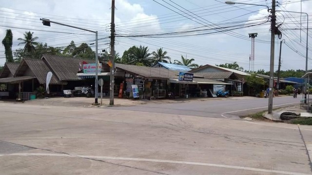 ขายบ้าน 3 หลังพร้อมพื้นที่ดิน อำเภอสวี จังหวัดชุมพร เนื้อที่เกือบ 3 ไร่