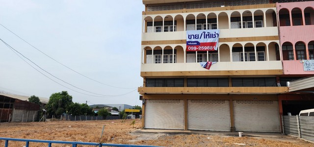 ขายที่ดินพร้อมอาคารพาณิชย์  84 ตารางวา 3 ชั้น ( 3 คูหา ) ตำบลหน้าเมือง อำเภอเมือง จังหวัดราชบุรี ที่ตั้ง : ตำบลหน้าเมือง อำเภอเมือง จังหวัดราชบุรี ขาดพื้นที่ดิน :  7ไร่ 206 ตารางวา ขนาดเนื้อที่อาคารพาณิชย์ :  84 ตารางวารายละเอียด ที่ดินพร้อมอาคารพาณิชย์  อาคารพาณิชน์ 3 ชั้นครึ่ง  ( 3 คูหา )ที่ดินถมแล้ว มีถนน2ด้านที่ดินติดถนนเพชรเกษมและถนนซอยที่ดินเซ็นทรัลอยู่ในแหล่งชุมช