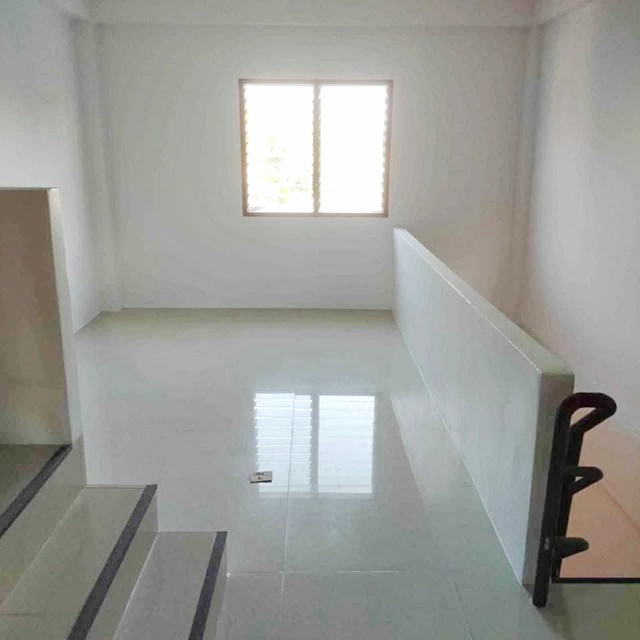 ถ.เศรษฐกิจ สารสาสน์วิเทศชลบุรี ให้เช่าอาคาร 3 ชั้น 3 นอน ถ.เลี่ยงแมืองชลบุรี  3 น้ำ หลังริม 25 ตร.วา. 295 ตร.ม.หน้าบ้านกว้างขวาง  7-11 ซีเจ