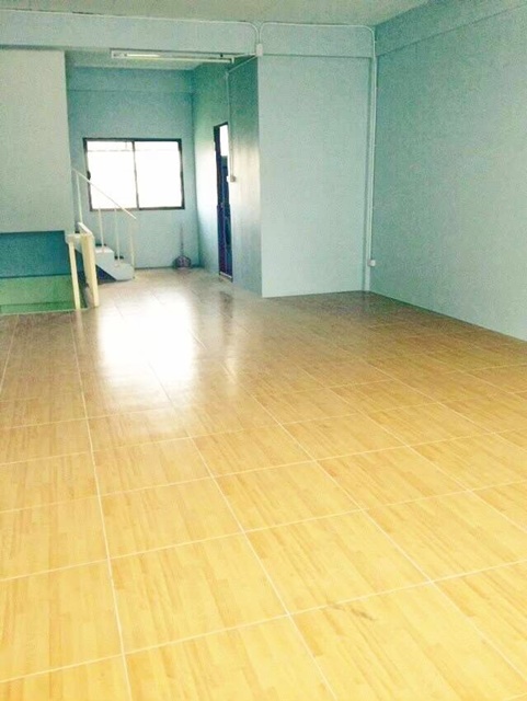 ซ.ร่มเกล้า 50-60 Airport Link ลาดกระบัง 900ม. ให้เช่า อาคารพาณิชย์ 3.5 ชั้น 3 นอน รวมชั้นลอย ดาดฟ้า22ตร.วา.325 ตร.ม พาซิโอ มอลล์ 1.9 กม.