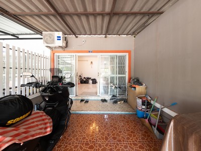 ขาย ทาวน์เฮาส์ ศรีราชา ใกล้วัดหนองค้า แหลมฉบัง  26 ตารางวา ต่อเติมครัว ไว้เรียบร้อยแล้ว 1 ชั้น 2 ห้องนอน 1 ห้องน้ำ