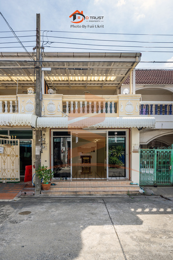 ขาย ทาวน์เฮ้าส์ 2ชั้น  ม.บ้านแก้ววิลล่า 1 เนื้อที่ 16 ตร.ว. 2ห้องนอน 2ห้องน้ำ 1ห้องครัว เเยกเป็นสัดส่วน พร้อมที่ดูดควันเตา สภาพภายในบ้านดีพื้นปูกระเบื้องทั้งหลัง พร้อมเข้าอยู่ มีแอร์ 2 เครื่อง เครื่องทำน้ำอุ่น 1 เครื่อง มีปั้มน้ำ เหมาะการพักอยู่อาศัย ภายในโครงการไม่แออัด หน้าบ้านกว้าง จอดรถได้ 1คัน.ราคา : 2,750,000 บาท (ค่าโอนฝ่ายละครึ่ง)อุกฤษฎ์ (ฟุ้ย) Tel. 0 8 4 - 6 5 8 - 4 1 6 9 #บริการรับ