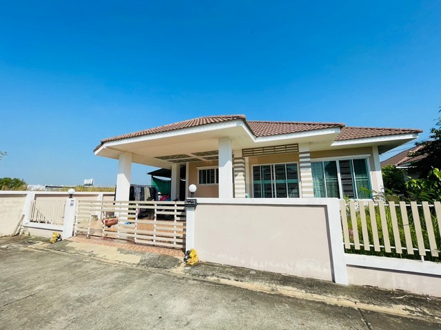   Code ID : PGPLK-LB-A-660010  ราคา  2,200,000   บาท ▸ เนื้อที่ 52.40 ตร.ว   พื้นที่ใช้สอย 108.5 ตร.ม.   ▸ 2 ห้องนอน 2 ห้องน้ำ    ▸ 1 ที่จอดรถ   บ้านหันไปทางทิศตะวันตกเฉียงใต้  พิกัดทรัพย์ : https://maps.app.goo.gl/TFbT8QZ3hin66CGY8  สถานที่ใกล้เคียง ▸ใกล้  สถานีรถไฟกรุงเทพ ▸ใกล้  โลตัส พิษณุโลก 2 (ท่าทอง) ▸ใกล้  แม็คโคร พิษณุโลก 1 ▸ใกล้  ท่าอากาศยานพิษณุโลก  สอบถามเพิ่มเติม / นัดชม โทร. 097-419-5982(พลอย) โทร. 096-932-4624(ออมสิน) Line : @panaya (มี@ด้านหน้า)  ปรึกษาสินเ�