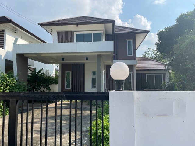   Code ID : PGPLK-LB-A-650035  ราคา  3,700,000  บาท ▸ เนื้อที่ 99 ตร.ว   พื้นที่ใช้สอย 190.85 ตร.ม.   ▸ 4 ห้องนอน 3 ห้องน้ำ    ▸ 2 ที่จอดรถ   บ้านหันไปทางทิศตะวันตกเฉียงเหนือ  พิกัดทรัพย์ : https://maps.app.goo.gl/8Uy49zCxE2FAZBcC8  สถานที่ใกล้เคียง ▸ใกล้  ท่าอากาศยานพิษณุโลก ▸ใกล้  สถานีรถไฟกรุงเทพ ▸ใกล้  โลตัส พิษณุโลก 2 (ท่าทอง) ▸ใกล้  แม็คโคร พิษณุโลก 1  สอบถามเพิ่มเติม / นัดชม โทร. 097-419-5982(พลอย) โทร. 096-932-4624(ออมสิน) Line : @panaya (มี@ด้านหน้า)  ปรึกษาสิน�