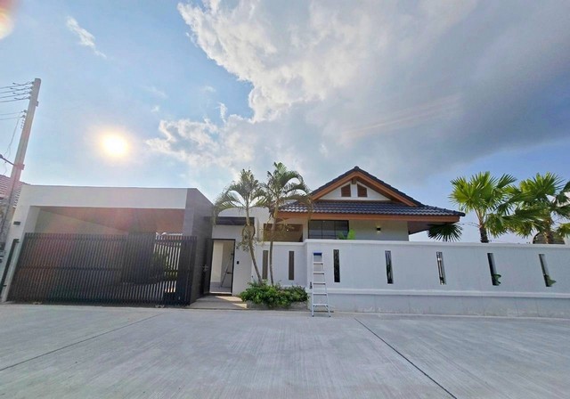 ขาย บ้านเดี่ยวพูลวิลล่า 1 ชั้น มี 2 หลังโซนราไวย์ ภูเก็ต ทำเลเงียบสงบ ใกล้หาดราไวย์ เพียง 5 นาที เดินทางสะดวก พร้อมสระว่ายน้ำส่วนตัว ระบบจากุชชี่สถานที่ตั้งราไวย์รายล่ะเอียดพื้นที่ที่ดิน 82 ตรว. และ 84 ตรม.(หลังริม)3 ห้องนอน 3ห้องน้ำ 1 ที่จอดรถ เฟอร์นิเจอร์ บิ้วอินทั้งหลัง ห้องครัว + ไอส์แลนด์ บิวท์อินสวย ครบทุกฟังก์ชั่น สระว่ายน้ำ 3x7 m. พร้อมระบบจากุซซี่  รายการของแถ�