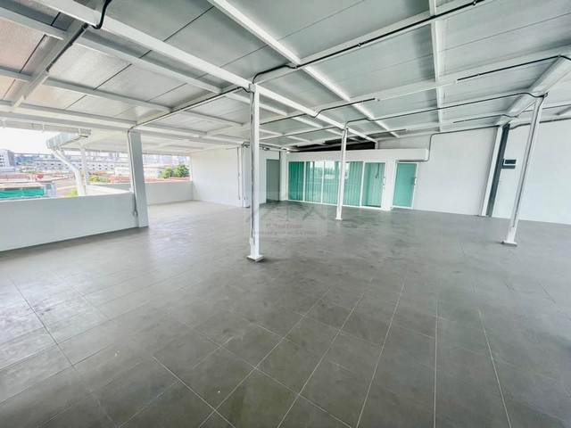 ขายอาคารพาณิชย์ 4 ชั้นครึ่ง 3 ห้องติดกัน 952 ตรม. ติดถนนรามคำแหง 60 ทะลุออกกรุงเทพกรีฑา7 ได้ ใกล้ MRT ลำสาลี