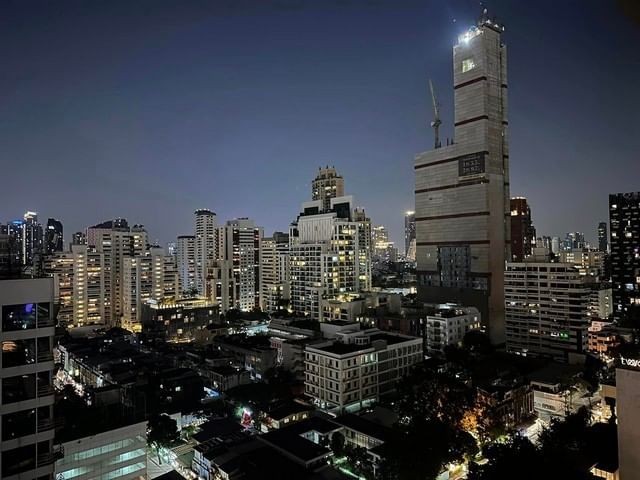 AOM 1423ให้เช่าคอนโด MUNIQ SUKHUMVIT23 ห้องใหม่ แต่งสวย คลองเตย เขตวัฒนา  กรุงเทพชั้น 18  pets allow 43 ตรม 1 ห้อง 1ห้องน้ำใกล้BTS Asoke เพียง 300 mเฟอร์นิเจอร์ Buildinเครื่องใช้ไฟฟ้า :แอร์ 2 เครื่อง ตู้เย็น ไมโครเวฟ เครื่องทำน้ำอุ่น เครื่องซักผ้า(ระบบอบในตัว) สมาร์ททีวี 55 นิ้วสิ่งอำนวยความสะดวก :LobbyMailboxสระว่ายน้ำลอยฟ้าจากุชชี่ฟิตเนสสวนพักผ่อนพื้นที่สีเขียวในโครงการที่จอดรถAutomatic ParkingAccess Card ControlCCTVรปภ. 24 ชม.ทำเล