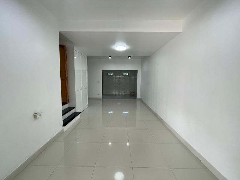 ขายทาวน์เฮ้าส์ 2 ชั้น รีโนเวทใหม่ พร้อมอยู่ โครงการเดอะคอนเนค สุขสวัสดิ์ 26  ราคาสุดคุ้มเพียง 3.29 ล้านบาท (จากปกติ 3.4 ล้านบาท)