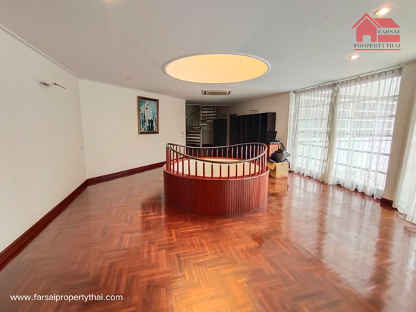 ให้เช่าบ้านเดี่ยว2 ชั้น เนื้อที่ 340 ตร.ว พื้นที่ใช้สอย 650 ตร.ม 5ห้องนอน 5ห้องน้ำ 1ห้องใต้ดิน เฟอร์ครบ ถนนสุขุมวิท71 ราคาเช่า 200,000 บ/ด