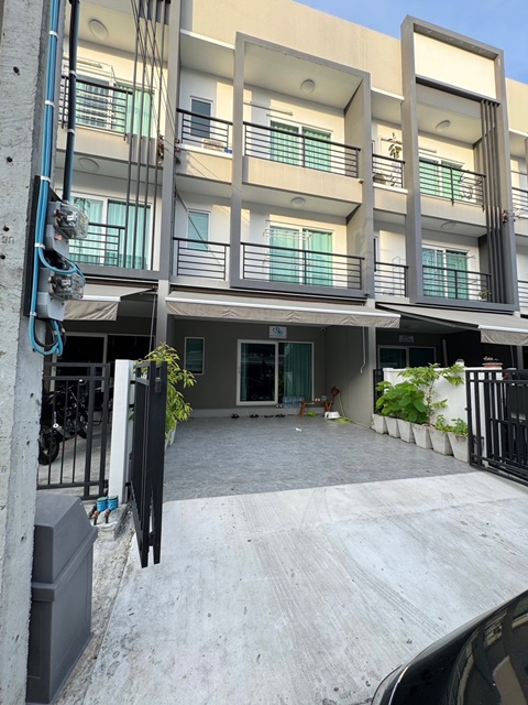 ราม2 1 กม.หาของกินสะดวก ตรงปก!สวนหลวง ร.๙ ม.รามคำแหง 2 1.5 กม ให้เช่า คฤหาสน์หรู เฟอร์ครบ ทาวน์โฮมหรู 3 ชั้น  29,998 b-m 3นอน 3น้ำ 224 ตร.ม. 22 ตร.วา. ตลาดนัมเบอร์วัน ย่านธุรกิจ ผู้คนพลุคพล่าน MRTศรีอุดม 3 กม.เดินทางสะดวก Realistic Suan Luang Rama IX Ramkhamhaeng University2 1.5 km. For rent Luxury mansion fully fur 3-storey townhome 3bed 3bath 224sq.m.29,998b-m 22sq.wa. Number One Market Ramkhamhaeng2 1km. convenient for finding food  business district crowded with people MRT Sri Udom 3 km. convenient transportation ซ.เฉลิมพระเกียรติ ร.9 10-20แขวงดอกไม้ เขตประเวศ กรุงเทพมหานคร  224 