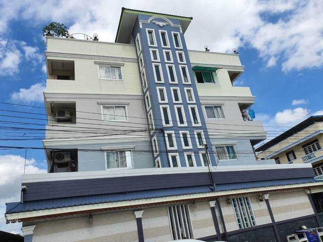 ขายอพาร์ทเม้นท์  ลาดกระบัง  เนื้อที่  327 ตรว. มีสองตึก  ตึกล่ะ 45  ห้อง  สองตึก  รวม  ทั้งหมด  90  ห้อง  มีสองตึก  ตึกที่1.  ตึกสูง  4  ชั้น  1 ตึก2.  ตึกสูง  5  ชั้น  1 ตึกชั้น  5  เจ้าของอยู่เองรายละเอียด  1.  ค่าเช่า  3,000  ถึง  3,200  บาท/ เดือน 2.  ไม่มีแอร์  ประมาณ  10 ห้อง3.  มี  แม่บ้าน เงินเดือน ประมาณ  1 หมื่นนิดๆ4.  มีห้องเช่า รายวัน ประมาณ 10 ห้องรายวัน  วันล่ะ  500 / คืนรายวัน ชั่วคราว  300  รายได้  3 แสน  หักค่าใ