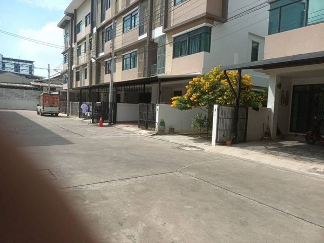 ขายทาวนโฮม ถนนจันทน์ ซอย43  ทาวนโฮม สูง 4 ชั้น พื้นที่ 25 ตรว.