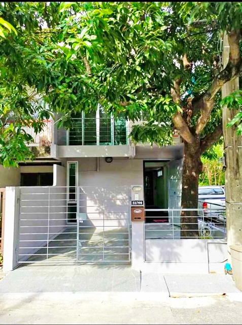 รีโนเวทใหม่ พร้อมเฟอร์2-3 นอน 2น้ำ 302ตร.ม.MRT วัดเสมียนนารี 1.7 กม. เดอะมอลล์ งามวงศ์วาน 700ม.  ทาวน์โฮม 3ชั้น หลังมุม 26ตร.วา.ม.ธุรกิจบัณฑิตย์ 2.2 กม.ให้เช่า 16,998 b-m บรรยากาศรีสอร์ท ด้านหลังเป็นสวน เหมาะกับสำนักงาน ขายของ Online และอยู่อาศัย แหล่งชุมชนMRT WatSamianNari 1.7km. The Mall Ngamwongwan 700m. fully fur 2-3bed 2bath 3-storey townhome corner  Newly renovated  house 26 sq.w.302 sq.m. Dhurakij Pundit University 2.2km.For rent 16,998 b-m resort atmosphere garden at the back suitable for office online sales and residential community areaซ.งามวงศ์วาน 24-36ถ.งามวงศ์วาน �