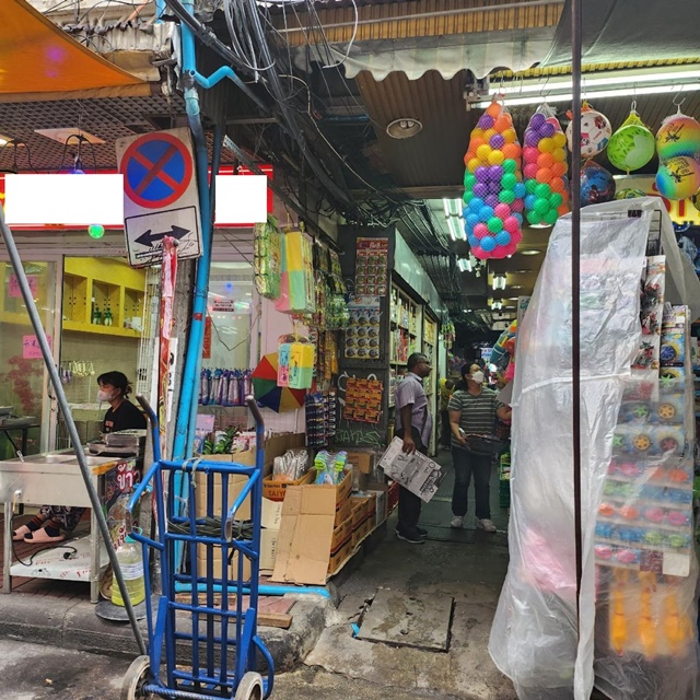 ให้เช่า 79,999 b-m 2นอน Renovateใหม่  ไชน่าทาวน์ เยาวราช 300 ม.อาคารพาณิชย์ 5 ชั้น ทำเลย่านเยาวราช 2 น้ำ ตลาดสำเพ็ง 600ม.15 ตร.วา.300 ตร.ม.ผู้คนเดินผ่านไปมาตลอดเวลา ม.เทคโนโลยีราชมงคลรัตนโกสินทร์ 1.2 กม.เดินทางเข้าออกสะดวก MRT วัดมังกร 0.4 กม.แหล่งเศรษฐกิจ แหล่งช้อปปิ้ง  Sampeng Market 600m. Newly renovated Chinatown Yaowarat 300m. 5-storey commercial building Yaowarat area for rent 79,999 b-m 2 bed 2 bath 15 sq.wa.300 sq.m. Economic area shopping area crowded with people Rajamangala University of Technology Rattanakosin 1.2 km. convenient access MRT Wat Mangkon 0.4 km.ถ.เยาวราช 1-21 แ