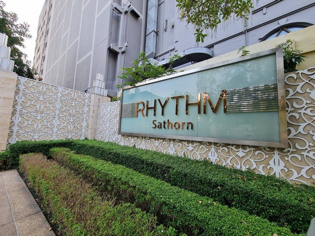 LV52944 ขาย คอนโด ริธึ่ม สาทร RHYTHM Sathorn คอนโดพร้อมอยู่ วิวแม่น้ำเจ้าพระยา ใกล้ BTS สะพานตากสินราคาขาย :  14 ล้านบาท (ค่าโอน 50/50) ที่ตั้ง : ซอยสาทร 21 ถนนสาทรใต้ แขวงยานนาวา เขตสาทร กทม.ชื่อโครงการ : ริธึ่ม สาทร RHYTHM Sathornรายละเอียด :- ชั้น 27 วิวแม่น้ำ- 2 ห้องนอน- 2 ห้องน้ำ- ตกแต่งด้วยตู้เก็บของบิวท์อินเพิ่มเติม  - ตู้ซักผ้าฟังก์ชั่นครบครัน มีทั้งเครื่องซักผ้าและเครื่องอบผ้า- ตู้ซักผ้าฟังก์
