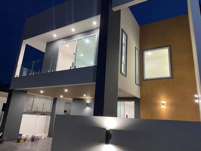 ขายบ้านพรีเมี่ยม2ชั้น 54.5ตรว. 4นอน3น้ำ 4.79ลบ. ฟรีโอน ของแถม ทำเลดี ต.ดอนแก้ว อ.แม่ริม เชียงใหม่เปิดจอง! บ้านพรีเมี่ยม ทำเลดี (เจ้าของดูแลงานก่อสร้างเองและวิศวกรควบคุมงานทุกขั้นตอน)# เน้นคุณภาพใส่ใจเหมือนเจ้าของสร้างอยู่เอง ทำเลดีหายากมาก (แปลงหัวมุม) ดีไซน์ทันสมัย# บ้านเดี่ยวโมเดิร์นพรีเมี่ยม บ้านหันหน้าไปทางทิศเหนือ# พื้นที่ใช้สอย 255 ตรม. ที่ดิน 54.5 ตรว.# 2 ชั้น 4 ห้อ