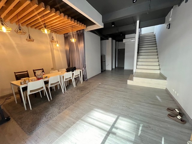                 ขายที่ดินติดแม่น้ำบางปะกง เนื้อที่ 9 ไร่ 1 งาน 19 ตรว. มีหน้ากว้างติดถนนซอยสาธารณะ ประมาณ 48 เมตร และมีส่วนที่ติดแม่น้ำ 30 เมตร                และยังมีส่วนที่ติดคลองสาธารณะประมาณ 200 เมตร สามารถใช้จอดเรือได้                มีส่วนที่ถมไว้แล้วประมาณ 2 ไร่ อยู่บริเวณริมแม่น้ำ ส่วนที่เป็นบ่อปลาประมาณ 1 ไร่ ส่วนอีก 5 ไร่เศษเป็นทุ่งนา               ที่ดินมีรูปร่างหลายเหลี่ยม มีน้ำประปาส่วนภ