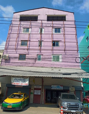                    ขายอพาร์ทเม้นท์ 5 ชั้น เนื้อที่ 39.5 ตรว. ด้านหน้าติดถนนเทศบาลสำโรงใต้ กว้าง 7 เมตร ส่วนด้านข้างติดถนนซอยหิรัญวัฒน์ 1 ยาว 19 เมตร                   ภายในแบ่งกั้นไว้เป็นห้อง ประมาณ 40 ห้อง ส่วนชั้นล่างกั้นเป็นห้องใหญ่ 2 ห้อง เคยให้เช่าเป็นสำนักงาน มีระบบรักษาความปลอดภัย ติดกล้องวงจรปิด และใช้คีย์การ์ด                    มีตลาดสด และโรงงานอยู่ใกล้ๆในระยะห่างเพียง 20 เมตร มีผู้เช่า