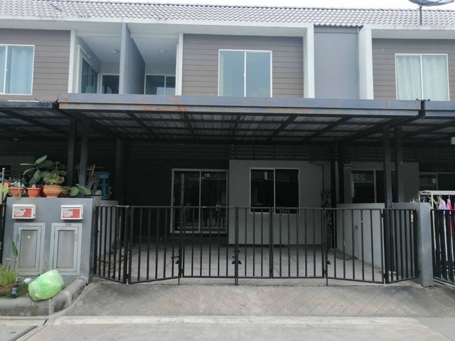 ทาวน์เฮาส์ เดอะคัลเลอร์ พรีเมี่ยม รังสิต-คลอง 4ต.ลาดสวาย อ.ลำลูกกา จ.ปทุมธานีรหัสทรัพย์ Y120012===========================• รายละเอียดประเภท : ทาวน์เฮ้าส์จำนวนชั้น : 2 ชั้นพื้นที่ : 20 วาพื้นที่ใช้สอย : 118 ตร.ม.ห้องนอน : 3 ห้องห้องน้ำ : 2 ห้องที่จอดรถ : 2+• จุดเด่น-หน้าบ้านกว้าง 5.70 เมตร========================♦ สิ่งอำนวยความสะดวกเจ้าหน้าที่รักษาความปลอดภัย (รปภ)========================ทำเลดี สถานที่ใกล้เคียงเดินทางสะดวกสบาย �