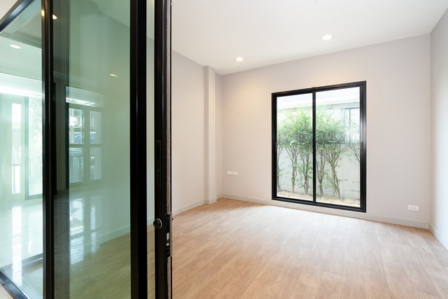 บ้าน แกรนด์บางกอก บูเลอวาร์ด สาทร พ.ท. 0 RAI 0 Ngan 70 Square Wah  16900000 THB ไม่ไกลจาก - ทรัพย์ดี ๆ บ้านเปล่า สภาพดี ไม่เคยเข้าอยู่