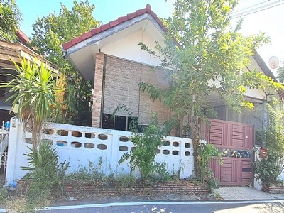 ล้อมรอบด้วยวิวเขาและลำธาร !! เงียบสงบ ร่มรื่น เย็นสบาย !!! ขายบ้านเดี่ยวหมู่บ้านรามนุช 5 ต.พูลตาหลวง อ.สัตหีบ จ.ชลบุรี.ที่ตั้ง : ต.พูลตาหลวง อ.สัตหีบ จ.ชลบุรีhttps://maps.app.goo.gl/TbtQhdCSD1KdbTrJA.รายละเอียดบ้าน :- ขนาด 54 ตรว.- พื้นที่ใช้สอย 170 ตรม.- 3 ห้องนอน 2 ห้องน้ำ- 1 ห้องรับแขก ต่อเติมกว้างกว่าหลังอื่น- 1ห้องเก็บของ- 1 ห้องครัว- พื้นที่ใช้สอยหลังบ้านเหลือเยอะ- จอดรถ 2 คัน- หลังคาสูงโปร่ง- บ้านอยู่