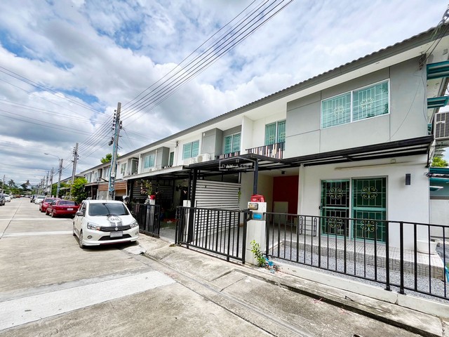        ขายที่ดิน 94 ไร่ ขายพร้อมบ้านและอาคารในที่ดินหลายหลัง สภาพใหม่ สวยงาม       ที่ดินอยู่ติดกับหนองน้ำ สาธารณะขนาดใหญ่ มีน้ำจืดใช้ตลอดทั้งปี       ภายในแปลงที่ดิน ปลูกไม้เศรษฐกิจ ยูคาลิปตัส 50 ไร่ สภาพพื้นที่สวนอีก 44 ไร่  ปลูกยางนา ตะแบก ไม้สัก อายุ 10 ปีขึ้นไป        มีไฟฟ้าผ่านหน้าแปลงที่ดินพร้อมใช้ ทางสาธารณะลาดยางมาใกล้ถึงแล้ว รองบปีหน้า ถนนลาดยางผ่านจะถึงแปลงนี้