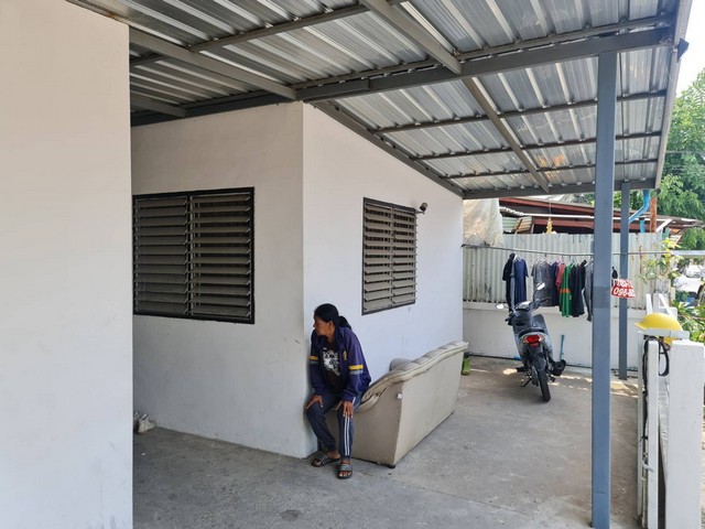 ขายหอพัก ห้องเช่า ย่านทางเข่า  ม.รังสิต  แถววัดนาวง ต.หลักหก  อ.เมือง จ.ปทุมธานี หอพัก ห้องเช่า 9 ห้องบนเนื้อที่ 60ตร.วา จับจุดวัดนาวงซ้ายมือวัดตรงไปประมาณ 1 กิโล เจอ Amaxon Coffee ซ้ายมือ เข้าซอย ซ.นาวง4พัฒนา ซอย3 ตรงข้าม เลี้ยวมาประมาณ 150 ม.หอพักอยู่ด้านซ้ายตรงข้ามหอพักสีฟ้า 2 ชั้นปรับปรุงใหม่  พร้อมดำเนินกิจการต่อ  รายได้ดี ลูกค้าเข้าพักตลอด ย่านแหล่งชุมชนเจริญ ใกล้มหาวิท