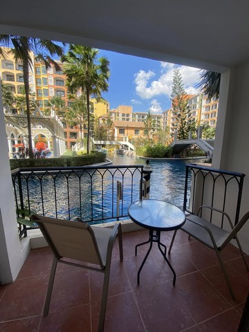 AOM 1435คอนโดพัทยา Venetian Signature Condo Resort Pattayaเวเนเชี่ยน ซิกเนเจอร์ คอนโดรีสอร์ท พัทยา Pool Access39 ตรม. ชั้น 1 กระโดดลงสระจากระเบียงส่วนตัวราคาขาย  2.9 16,000  เดือน สำหรับสัญญา 1 ปี ขึ้นไป18,000  เดือน สำหรับสัญญา 6 เดือนตัวห้อง  Room specifications 1 ห้องนอน  1 bed room 1 ห้องครัว  1 kitchen 1 ห้องน้ำ  1 bathroom 1 ห้องนั่งเล่น  1 living room ระเบียง ทางลงสระว่ายน้ำส่วนตัว  Balcony with pool access  สิทธิ์ที่จอดรถ 1 คัน  1 parking lotเฟอร์นิเจอร์และเครื่องใช้ไฟฟ้า  Furnitures a