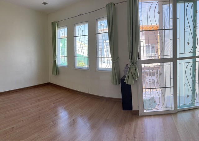 ทาวเฮ้าส์ 2 ชั้น บ้านโกลเด้นทาวน์ กิ่งแก้ว บางนา หมู่ที่14 ต.ราชาเทวะ อ.บางพลี จ.สมุทรปราการ