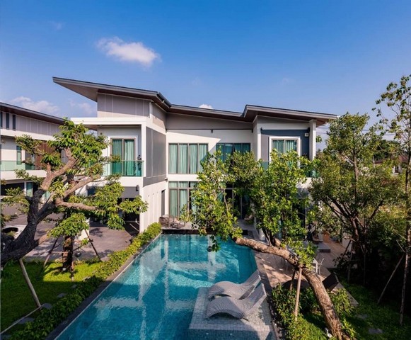 AOM 1442ขายพูลวิลล่าหรู 2 ชั้น 6 ห้องนอน  พร้อมเข้าอยู่  มาบประชัน พัทยา  ราคา 44,900,000 บาท  ลดจาก 49,800,000 บาท รายละเอียดบ้าน  เนื้อที่ : 195 ตารางวา   680 ตารางเมตร พื้นที่ใช้สอย  800 ตารางเมตร ห้องนอน 6 ห้องน้ำ  8 พื้นที่รับประทานอาหาร  รองรับได้ 10-12 คน ห้องครัว  ตกแต่งสไตล์ยุโรปและไทย พื้นที่ใช้สอยเพิ่มเติม  เหมาะสำหรับการพักผ่อนและสังสรรค์ คุณสมบัติพิเศษ  เครื่องจำลองกอล์ฟ  เหมาะสำหรับ