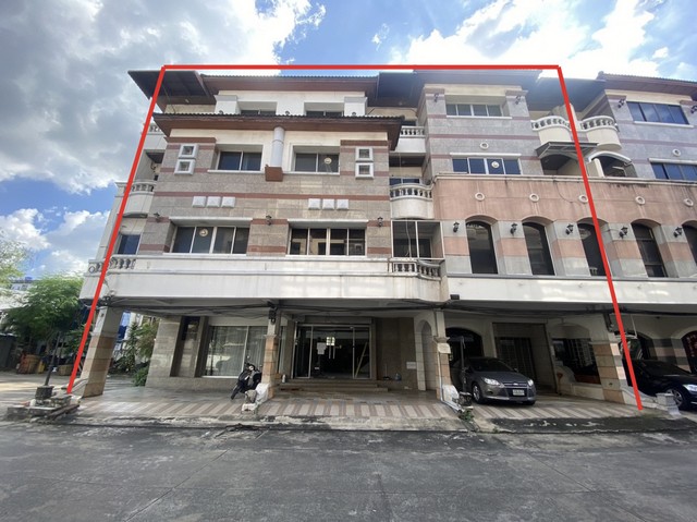 ตึก 4 ชั้น มีดาดฟ้า โครงการชีวินเพลส ถนน สิรินธร ซอย 7 เพียง 5 นาที ถึงสถานีรถไฟฟ้าบางบำหรุ สถานีบางพลัด และ MRT สิรินธร  10 นาที ถึงเซ็นทรัลปิ่นเกล้า ถนนจรัญสนิทวงศ์ พร้อมสิทธิพิเศษจากโครงการ สมาชิกสปอร์ตคลับ ฟิตเนส สระว่ายน้ำ และอื่นๆ จากโรงแรม ชีวิน เดอ แบงค็อกอาคารเลขที่ 143-145-147เหมาะสำหรับ: เช่าทำธุรกิจระยะยาว ทำออฟฟิตสำนักงาน หรือโฮมออฟฟิต เพื่ออยู่อาศัย บริษ�